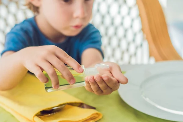 Niño Usando Gel Desinfectante Manos Lavado Cafetería — Foto de Stock