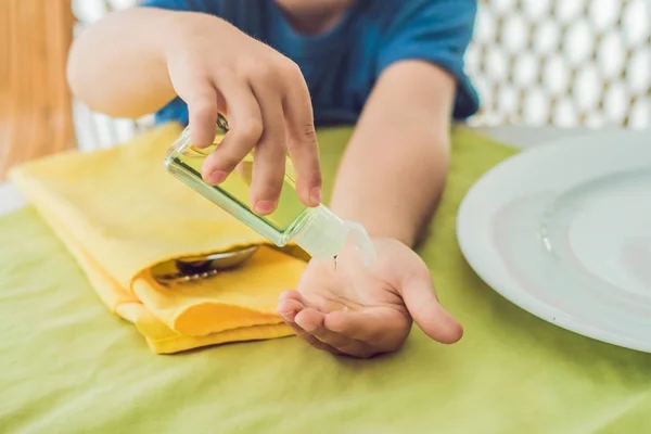 Kafede Yıkama Temizleyici Jel Kullanarak Çocuk — Stok fotoğraf