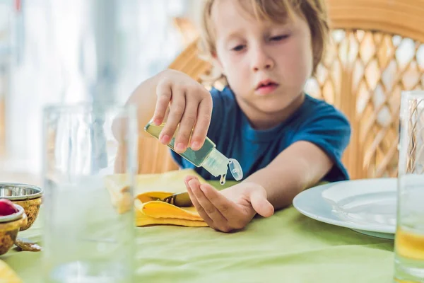 Pojke Med Tvätta Hand Sanitizer Gel Caféet — Stockfoto