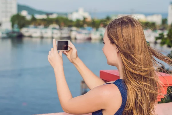 Gyönyörű Fiatal Vidám Vesz Egy Selfie Háttérben Tenger Vietnami Hajók — Stock Fotó