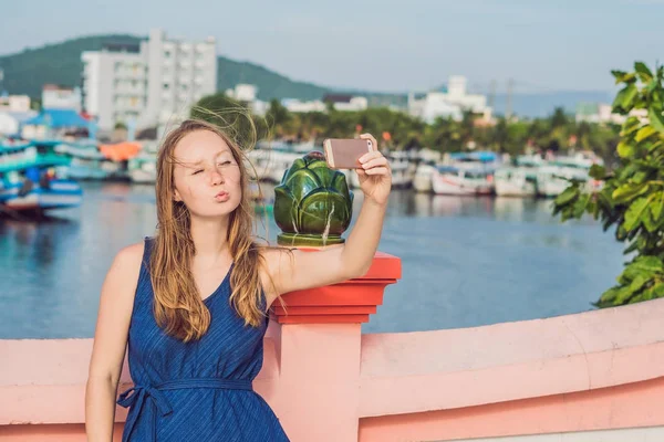 Bela Jovem Mulher Alegre Tirar Uma Selfie Contra Fundo Mar — Fotografia de Stock