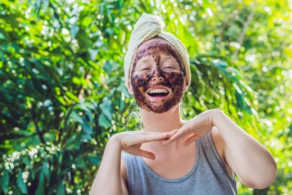 Yüz Cilt Fırçalayın Seksi Portresi Gülümseyen Kadın Modeli Doğal Kahve — Stok fotoğraf
