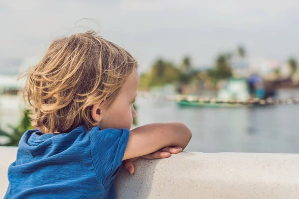 Мальчик Восхищается Морем Красочными Лодками Пришвартованными Вьетнаме Куок Лодки Подобные — стоковое фото
