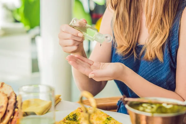 Young Woman Using Wash Hand Sanitizer Gel Cafe — Stock Photo, Image