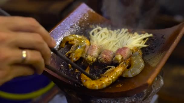 Camarones y champiñones fritos en una parrilla en un café callejero asiático — Vídeos de Stock