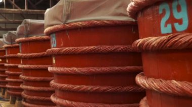 Ahşap Fıçıların içinde bir balık sosu fabrikası Phu Quoc Adası