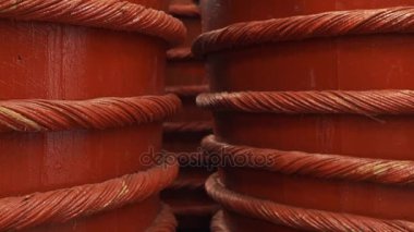 Ahşap Fıçıların içinde bir balık sosu fabrikası Phu Quoc Adası