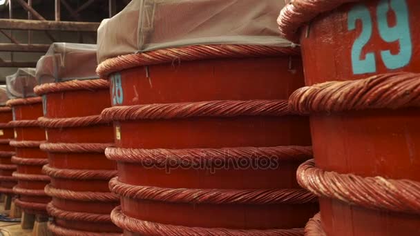 Barriles de madera en una fábrica de salsa de pescado en la isla de Phu Quoc — Vídeos de Stock