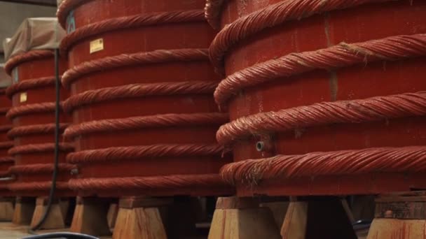 フーコック島の魚醤油工場で木製の樽 — ストック動画