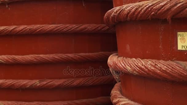 Barriles de madera en una fábrica de salsa de pescado en la isla de Phu Quoc — Vídeos de Stock