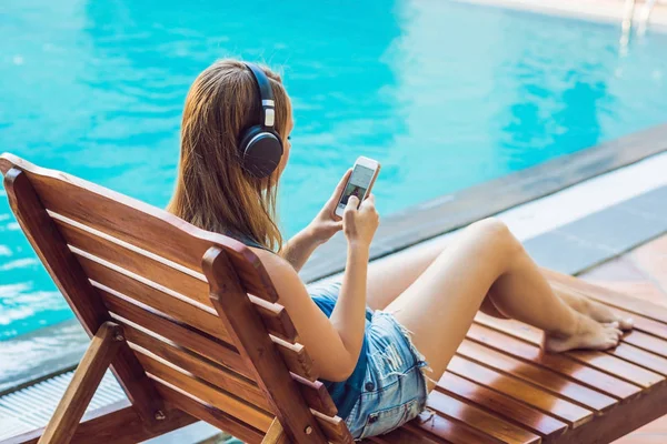 Mutlu Smartphone Kadın Yüzme Havuzu Ile Müzik Dinlemek Için Kulaklık — Stok fotoğraf