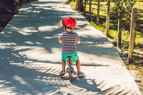 Menino Numa Bicicleta Apanhado Movimento Num Movimento Entrada Desfocado Primeiro — Fotografia de Stock