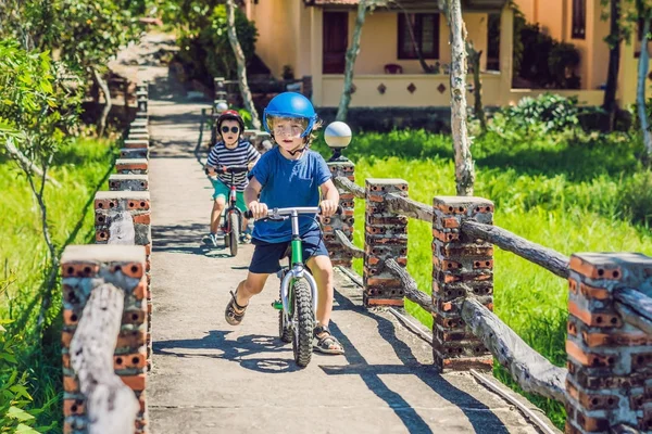Dois Meninos Crianças Divertindo Bicicleta Equilíbrio Ponte — Fotografia de Stock