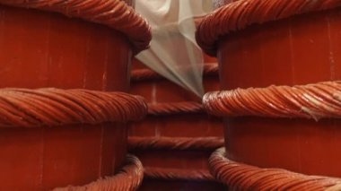 Ahşap Fıçıların içinde bir balık sosu fabrikası Phu Quoc Adası