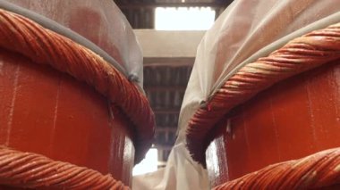 Ahşap Fıçıların içinde bir balık sosu fabrikası Phu Quoc Adası