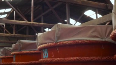 Ahşap Fıçıların içinde bir balık sosu fabrikası Phu Quoc Adası