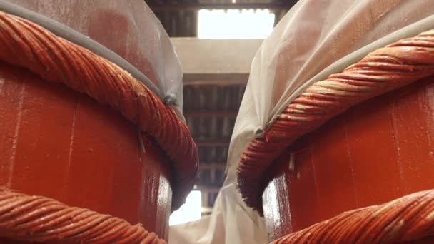 Деревянные бочки на фабрике рыбных соусов на острове Фу Куок — стоковое видео