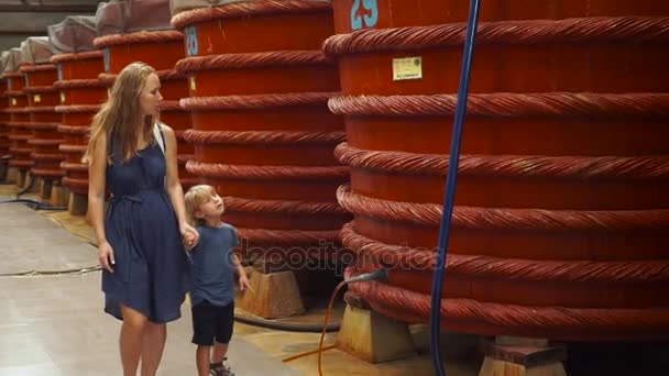 Vrouw en haar zoon een bezoek aan een vis souce fabriek — Stockvideo