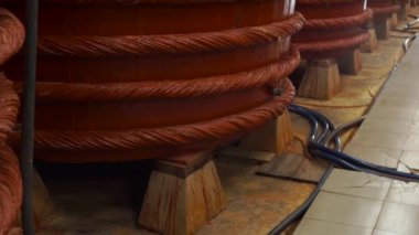 Ahşap Fıçıların içinde bir balık sosu fabrikası Phu Quoc Adası