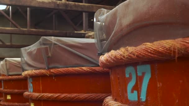 Barriles de madera en una fábrica de salsa de pescado en la isla de Phu Quoc — Vídeos de Stock