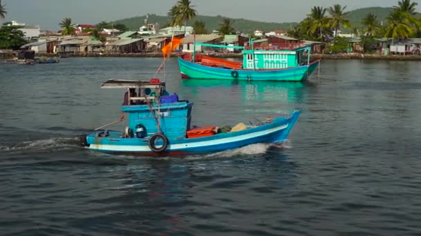 Captura lenta de barcos de pesca vietnamitas num porto de Phu Quoc, Vietname — Vídeo de Stock