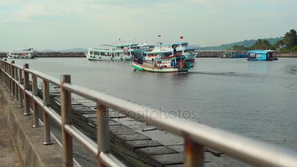 Captura lenta de barcos de pesca vietnamitas num porto de Phu Quoc, Vietname — Vídeo de Stock