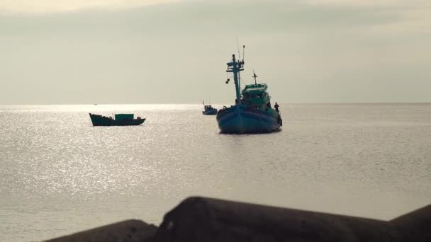 Lanzamiento Cámara Lenta Barcos Pesca Vietnamitas Puerto Phu Quoc Vietnam — Vídeos de Stock
