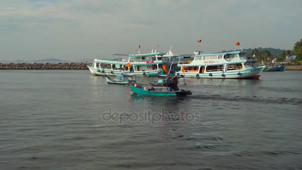 Медленная съемка вьетнамских рыбацких лодок в гавани Фу Куок, Вьетнам — стоковое видео