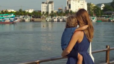 Genç kadın ve oğlu Dinh Cau deniz feneri sembolü ada Phu Quoc, Vietnam yürüyüş