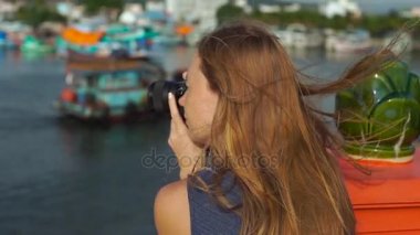 Genç kadın ve oğlu Dinh Cau deniz feneri sembolü ada Phu Quoc, Vietnam yürüyüş