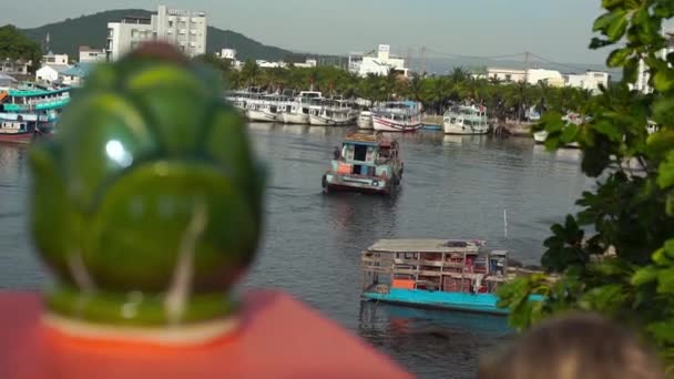 Lanzamiento en cámara lenta de barcos de pesca vietnamitas en un puerto de Phu Quoc, Vietnam — Vídeos de Stock