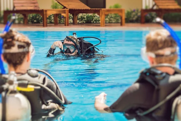 Diving Instructor Students Instructor Teaches Students Dive — Stock Photo, Image