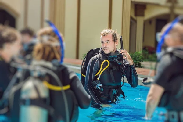 Diving Instruktur Dan Siswa Instruktur Mengajarkan Siswa Untuk Menyelam — Stok Foto