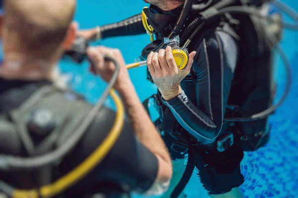 Istruttore Immersioni Studenti Istruttore Insegna Agli Studenti Immergersi — Foto Stock