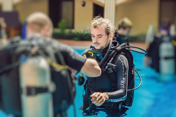 Dykinstruktör Och Studenter Instruktören Lär Eleverna Att Dyka — Stockfoto