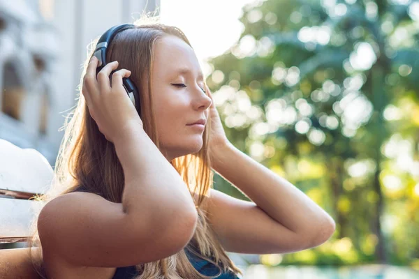 Glad Smartphone Kvinna Avkopplande Nära Poolen Som Lyssnar Med Hörlurar — Stockfoto