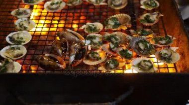 Bir işlem bir Asya gece Pazar Barbekü üzerinde pişirme deniz ürünleri kadeh Slowmotion