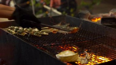 Bir işlem bir Asya gece Pazar Barbekü üzerinde pişirme deniz ürünleri kadeh Slowmotion