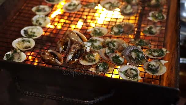 Slowmotion tiro de um processo de cozinhar frutos do mar em um churrasco em um mercado noturno asiático — Vídeo de Stock