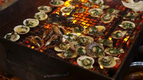 Slowmotion szemcsésedik-ból egy folyamat a főzés tenger gyümölcsei egy barbecue a egy ázsiai éjszaka piacot — Stock videók
