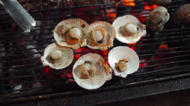 Bir işlem bir Asya gece Pazar Barbekü üzerinde pişirme deniz ürünleri kadeh Slowmotion