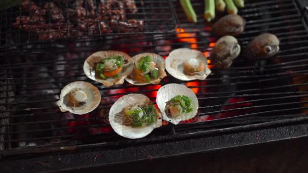 Повільний знімок процесу приготування морепродуктів на барбекю на азіатському нічному ринку — стокове відео