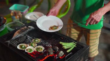 Bir işlem bir Asya gece Pazar Barbekü üzerinde pişirme deniz ürünleri kadeh Slowmotion