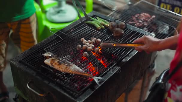 Scatto al rallentatore di un processo di cottura dei frutti di mare su un barbecue in un mercato notturno asiatico — Video Stock