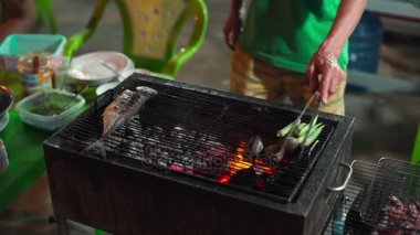 Bir işlem bir Asya gece Pazar Barbekü üzerinde pişirme deniz ürünleri kadeh Slowmotion