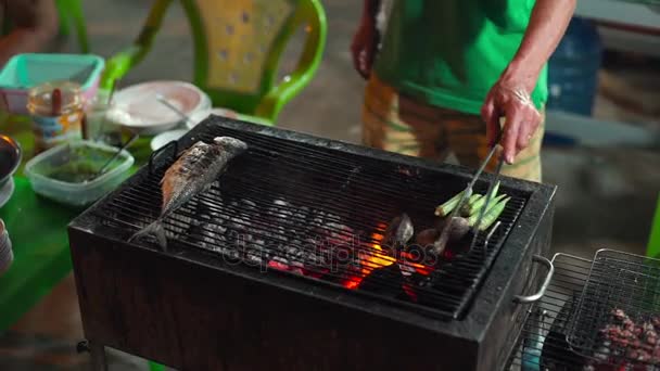 Slowmotion βολή μιας διαδικασίας μαγειρέματος θαλασσινά στη σχάρα σε μια αγορά νύχτα Ασίας — Αρχείο Βίντεο