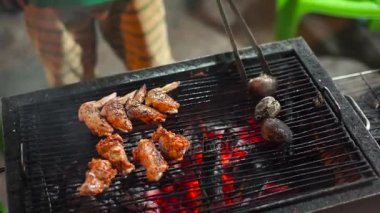 Bir işlem bir Asya gece Pazar Barbekü üzerinde pişirme deniz ürünleri kadeh Slowmotion