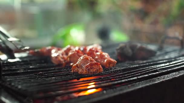 Slowmotion plan d'un processus de cuisson des fruits de mer sur un barbecue sur un marché de nuit asiatique — Video