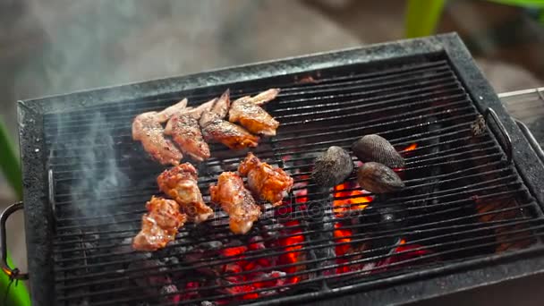 Slowmotion tiro de um processo de cozinhar frutos do mar em um churrasco em um mercado noturno asiático — Vídeo de Stock