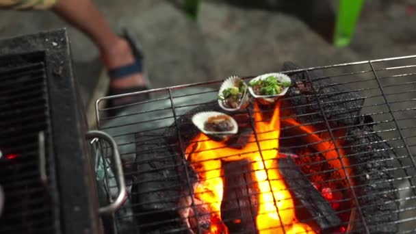 Slowmotion 在亚洲夜市的烧烤上烹调海鲜的拍摄过程 — 图库视频影像